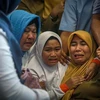 Thân nhân của hành khách trên máy bay gặp nạn JT 610 thuộc Hãng hàng không Lion Air, chờ đợi thông tin tại sân bay Pangkal Pinang, Indonesia ngày 29/10. (Ảnh: AFP/ TTXVN)