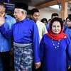 Ông Najib Razak (giữa) và vợ Rosmah Mansor (phải) tham dự một sự kiện ở Pekan, Malaysia, ngày 28/4/2018. (Ảnh: AFp/TTXVN)