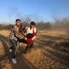 Chuyển người biểu tình Palestine bị thương trong cuộc xung đột với binh lính Israel tại khu vực biên giới Dải Gaza-Israel ngày 21/9. (Ảnh: THX/TTXVN)