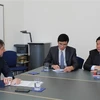 Bí thư Trung ương Đảng Nguyễn Xuân Thắng làm việc với ông André Simonazzi, Phó Chủ nhiệm Văn phòng Liên bang Thụy Sĩ. (Ảnh: Hoàng Hoa/TTXVN)