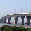 Cầu vượt biển Đình Vũ-Cát Hải là cầu vượt biển dài nhất Việt Nam với bề rộng 29,5m với 4 làn xe (2 làn xe cơ giới và 2 làn xe thô sơ). 