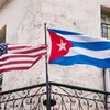 Quốc kỳ Mỹ (trái) và quốc kỳ Cuba. (Ảnh: Biospace/ TTXVN)