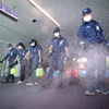 Phun thuốc khử trùng nhằm ngăn sự lây lan của virus MERS tại sân bay Incheon, phía tây thủ đô Seoul, Hàn Quốc ngày 10/9//2018. (Ảnh: Yonhap/ TTXVN)
