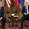 Tổng thống Nga Vladimir Putin (phải) và người đồng cấp Mỹ Donald Trump (trái) tại cuộc gặp ở Helsinki, Phần Lan ngày 16/7. (Ảnh: THX/TTXVN)