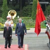Tổng Bí thư, Chủ tịch nước Nguyễn Phú Trọng và Chủ tịch Cuba Miguel Mario Díaz-Canel Bermúdez duyệt Đội danh dự Quân đội nhân dân Việt Nam. (Ảnh: Lâm Khánh/TTXVN)