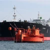 Tàu chở dầu thô Starla của Iran chuẩn bị kết nối với cơ sở lọc dầu SK Energy ở ngoài khơi Ulasan, Hàn Quốc. (Ảnh: EPA/ TTXVN)