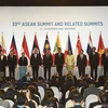 Thứ trưởng Bộ Công Thương Trần Quốc Khánh (thứ 5, trái sang) cùng đại diện các quốc gia thành viên ASEAN tại lễ ký thỏa thuận về thương mại điện tử ở Singapore ngày 12/11/2018. (Ảnh: THX/ TTXVN)