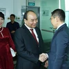 Quan chức chính phủ Singapore đón Thủ tướng Nguyễn Xuân Phúc tại sân bay quốc tế Changi. (Ảnh: Thống Nhất/TTXVN)