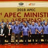 Phó Thủ tướng, Bộ trưởng Ngoại giao Phạm Bình Minh (hàng cuối, thứ 3, từ phải sang) cùng Trưởng đoàn các nền kinh tế thành viên APEC dự Hội nghị AMM 30 chụp ảnh chung. (Ảnh: Khánh Linh/TTXVN)