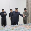 Nhà lãnh đạo Triều Tiên Kim Jong-un (phía trước) thị sát kế hoạch phát triển hiện đại thành phố biên giới Sinuiju ngày 16/11/2018. (Ảnh: YONHAP/ TTXVN)