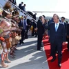 Nghi thức đón Thủ tướng Nguyễn Xuân Phúc tại sân bay quốc tế Jackson ở thủ đô Port Moresby theo phong ách truyền thống của thổ dân Papua New Guinea. 