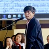 Bị cáo Nguyễn Thanh Hóa xem các văn bản là tang vật của vụ án được chiếu trên màn hình. (Ảnh: Trung Kiên/TTXVN)