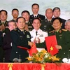 Đại tướng Ngô Xuân Lịch và Thượng tướng Ngụy Phượng Hòa ký Biên bản giao lưu. (Ảnh: Dương Giang/TTXVN)