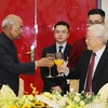 Tổng Bí thư, Chủ tịch nước Nguyễn Phú Trọng cùng Tổng thống Ấn Độ Ram Nath Kovind nâng ly chúc mừng. (Ảnh: Lâm Khánh/TTXVN)