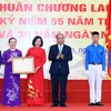 Thủ tướng Nguyễn Xuân Phúc trao tặng Huân chương Lao động hạng Nhì của Chủ tịch nước cho Trường THPT Đa Phúc. (Ảnh: Thống Nhất/TTXVN)