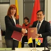 Thứ trưởng Bộ Kế hoạch và Đầu tư Vũ Đại Thắng và Tổng Giám đốc Cơ quan ngoại giao Wallonie-Bruxelles, Pascale Delcomminette trao biên bản hợp tác được ký kết. (Ảnh: Kim Chung/ TTXVN)