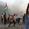 Người biểu tình Palestine xung đột với binh sỹ Israel tại khu vực biên giới phía Bắc Dải Gaza ngày 22/10. (Nguồn: THX/TTXVN)
