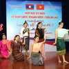 Chương trình văn nghệ do các sinh viên Lào đang học tập tại Thành phố Hồ Chí Minh biểu diễn tại buổi lễ. (Ảnh: Xuân Khu/TTXVN)