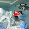 Các bác sỹ Bệnh viện Bình Dân dùng robot phẫu thuật cứu thai phụ khỏi nguy cơ sốc nhiễm trùng đường mật do sỏi ống mật chủ diễn tiến viêm tụy cấp. (Ảnh: TTXVN phát)