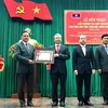 Ông Santyphap Phomvyhan, Ủy viên Ban Chấp hành Trung ương Đảng Nhân dân Cách mạng Lào, thừa ủy quyền trao tặng Huân chương Lao động hạng Nhất cho tỉnh Thừa Thiên-Huế. (Ảnh: Mai Trang/TTXVN)