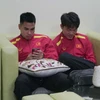 2 cầu thủ Đức Huy (trái) và Xuân Trường (phải) trong phòng chờ nhập cảnh tại sân bay Bacolod. 