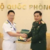 Thượng tướng Phan Văn Giang trao biểu tượng Bộ Tổng tham mưu QĐND Việt Nam tặng Chuẩn Đô đốc Yoshihiro Goka. (Ảnh: TTXVN/phát)