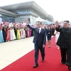 Nhà lãnh đạo Triều Tiên Kim Jong-un (phải) trong lễ đón Tổng thống Hàn Quốc Moon Jae-in (giữa, phía trước) tại Bình Nhưỡng ngày 18/9/2018. (Ảnh: THX/ TTXVN)