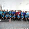Đội tuyển Việt Nam chụp ảnh lưu niệm với nhân viên mặt đất Vietnam Airlines tại sân bay Nội Bài ngày 7/12. (Ảnh: Hoàng Linh/TTXVN)