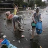 Người dân thu gom rác thải tại bờ hồ Hàm Nghi (Đà Nẵng). (Ảnh: Trần Lê Lâm/TTXVN)