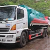 Cán bộ Cục Quản lý thị trường tỉnh Đắk Lắk kiểm tra xe bồn biển kiểm soát 51D-425.90 chở xăng không rõ nguồn gốc. (Ảnh: Phạm Cường/TTXVN) 