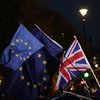 Quốc kỳ Anh (phải) và cờ EU bên ngoài Hạ viện Anh ở London ngày 12/12/2018. (Ảnh: THX/ TTXVN)
