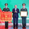 Thủ tướng Nguyễn Xuân Phúc trao tặng Danh hiệu Anh hùng lực lượng vũ trang Nhân dân thời kỳ kháng chiến chống Pháp cho Bệnh viện Trung ương Quân đội 108. (Ảnh: Thống Nhất/TTXVN)