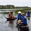 Trải nghiệm "một ngày làm ngư dân" tại vườn quốc gia Tràm Chim ở huyện Tam Nông, tỉnh Đồng Tháp. (Ảnh: Chương Đài/TTXVN)