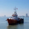 Tàu SAR 412 kéo tàu cá gặp nạn về bờ an toàn tại Đà Nẵng. (Ảnh: Xuân Nguyên/TTXVN phát)