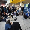 Hành khách chờ tại tại sân bay Gatwick ở phía nam London, sau khi nhiều chuyến bay bị hủy ngày 20/12/2018. (Ảnh: AFP/TTXVN)