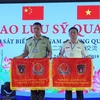 Trưởng Đoàn sỹ quan trẻ Việt Nam - Trung Quốc nhận cờ lưu niệm. (Ảnh: Nguyễn Sơn/TTXVN)