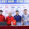 HLV đội tuyển Việt Nam Park Hang-seo và HLV Kim Yong-jun (ngoài cùng bên phải) của đội tuyển Triều Tiên tham dự buổi họp báo. (Ảnh: Trọng Đạt/TTXVN)