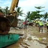 Mưa lớn kéo dài gây khó khăn cho công tác khắc phục hậu quả sóng thần. (Ảnh: Đỗ Quyên/Vietnam+)