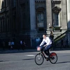 Người dân sử dụng xe đạp tại London, Anh. (Nguồn: AFP/TTXVN)