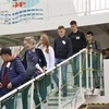 Các học sinh và giáo viên Nga trên đảo tranh chấp ngoài khơi Hokkaido tới cảng Nemuro ngày 24/5. (Ảnh: Kyodo/TTXVN)