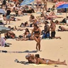 Người dân tránh nóng trên bãi biển ở Sydney, Australia ngày 28/12/2018. (Ảnh: AFP/ TTXVN)
