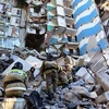Lực lượng cứu hộ Nga nỗ lực tim kiếm nạn nhân bị vùi lấp trong những đống đổ nát sau vụ sập chung cư ở Magnitogorsk. (Ảnh: AFP/TTXVN)