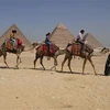 Khách du lịch thăm quan khu vực Kim tự tháp ở ngoại ô thủ đô Cairo, Ai Cập. (Ảnh: AFP/TTXVN)