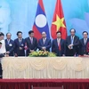 Thủ tướng Nguyễn Xuân Phúc và Thủ tướng Lào Thoongloun Sisoulith chứng kiến Lễ ký các văn bản hợp tác Việt Nam-Lào. (Ảnh: Lâm Khánh/TTXVN)