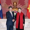 Chủ tịch Quốc hội Nguyễn Thị Kim Ngân đón Thủ tướng Chính phủ nước CHDCND Lào Thonloun Sisoulith. (Ảnh: Trọng Đức/TTXVN)