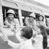 Nhân dân thủ đô Phnom Penh lưu luyến tiễn đưa các chiến sỹ quân tình nguyện Việt Nam hoàn thành nghĩa vụ quốc tế, lên đường trở về Tổ quốc. (Ảnh: TTXVN)