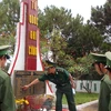 Giáo dục truyền thống của đơn vị cho chiến sĩ trẻ tại Đài tưởng niệm các Anh hùng liệt sĩ Đồn biên phòng Cửa khẩu Bu Prăng. (Ảnh: TTXVN phát)