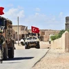 Binh sỹ Thổ Nhĩ Kỳ dưới sự yểm trợ của các xe quân sự tuần tra tại khu vực gần thành phố Manbij ở miền Bắc Syria ngày 18/6/2018. (Ảnh: AFP/ TTXVN)