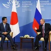 Tổng thống Nga Vladimir Putin (phải) và Thủ tướng Nhật Bản Shinzo Abe trong cuộc gặp bên lề Diễn đàn Kinh tế phương Đông ở Vladivostok (Nga) ngày 10/9/2018. (Ảnh: AFP/ TTXVN)
