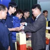 Ủy viên Trung ương Đảng, Bí thư Đảng ủy, Tổng giám đốc TTXVN Nguyễn Đức Lợi tặng quà cho 30 lao động của Công ty VINADATAXA có hoàn cảnh khó khăn. (Ảnh: Minh Quyết/TTXVN)